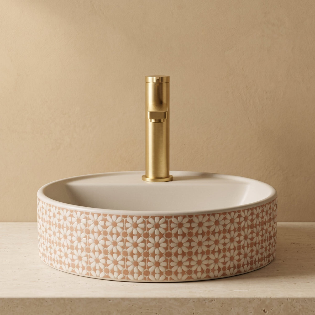 Robinet lavabo Solea or brossé sur une vasque à poser