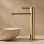 Robinet lavabo Solea or brossé, vue rapprochée sur le corps moleté