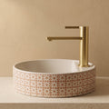 Robinet lavabo Solea or brossé dans une salle de bain contemporaine