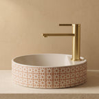 Robinet lavabo Solea or brossé dans une salle de bain contemporaine