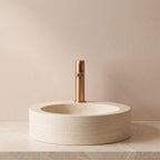 Robinet lavabo Solea or titane, vue rapprochée sur le corps moleté