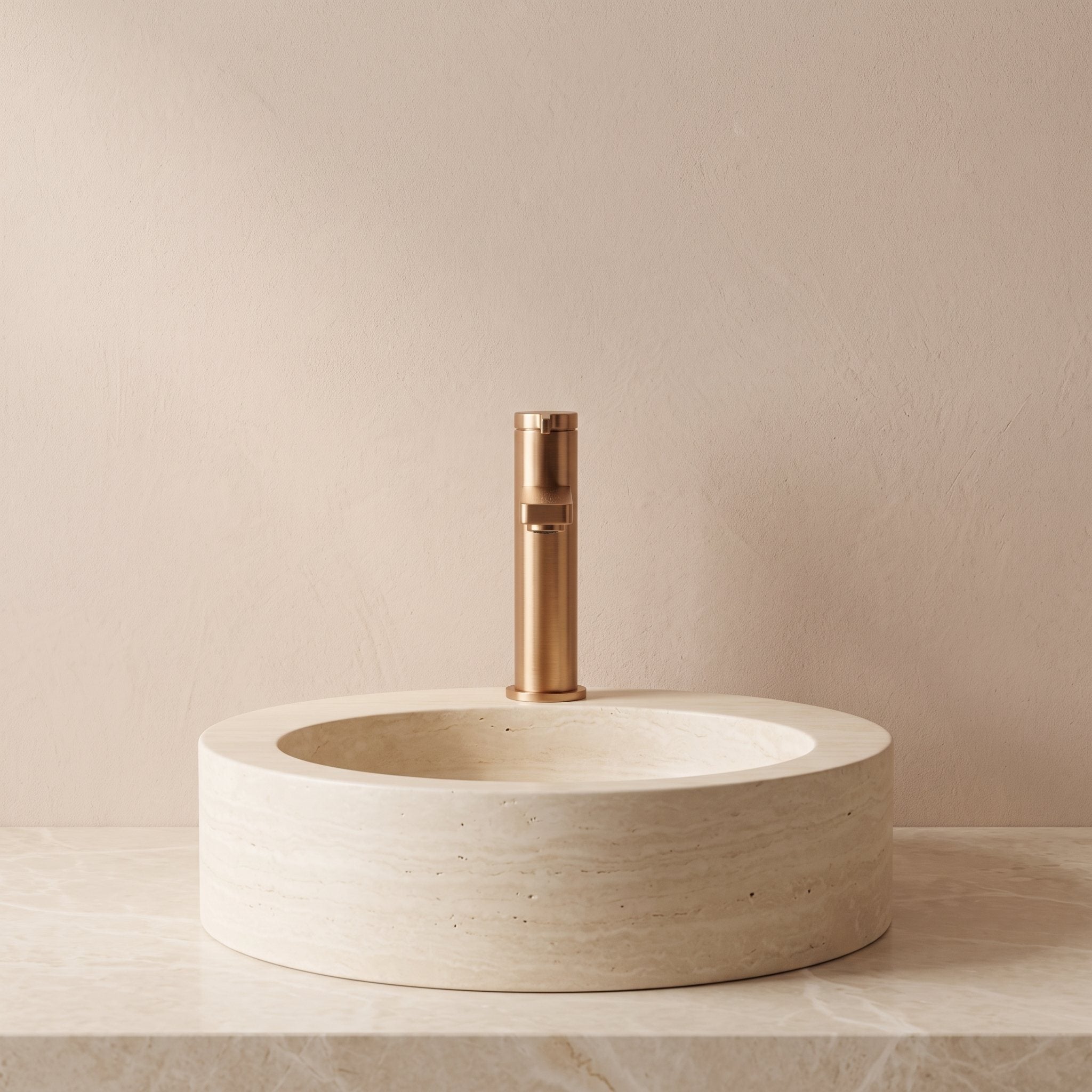 Robinet lavabo Solea or titane, vue rapprochée sur le corps moleté