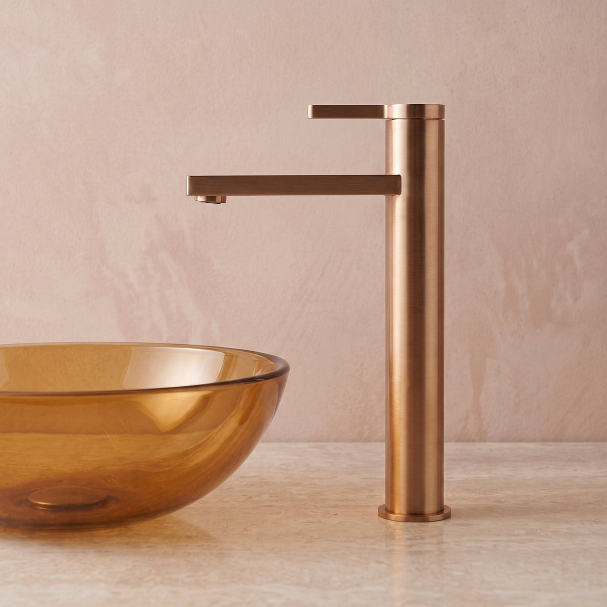 Robinet lavabo Solea or titane dans une salle de bain contemporaine