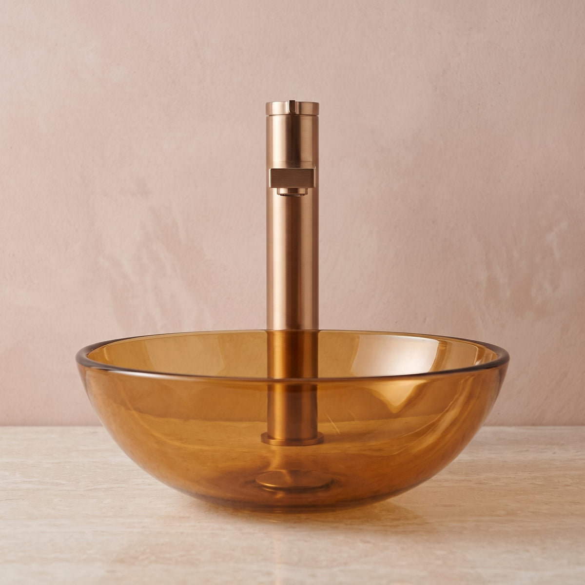 Robinet lavabo Solea or titane, vue d'ensemble du plan de vasque