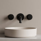 Robinet mural Vela noir mat dans une salle de bain épurée