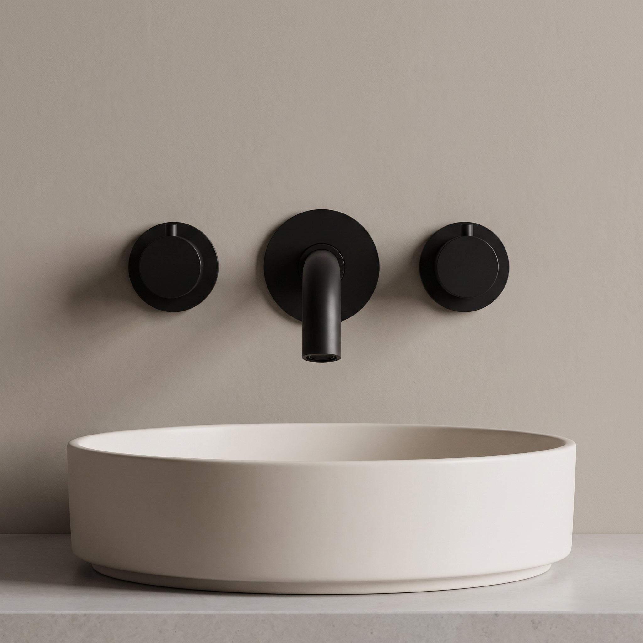 Robinet mural Vela noir mat dans une salle de bain épurée