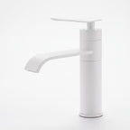 Robinet lavabo cascade Vetra blanc mat modèle court 200 mm sur fond blanc