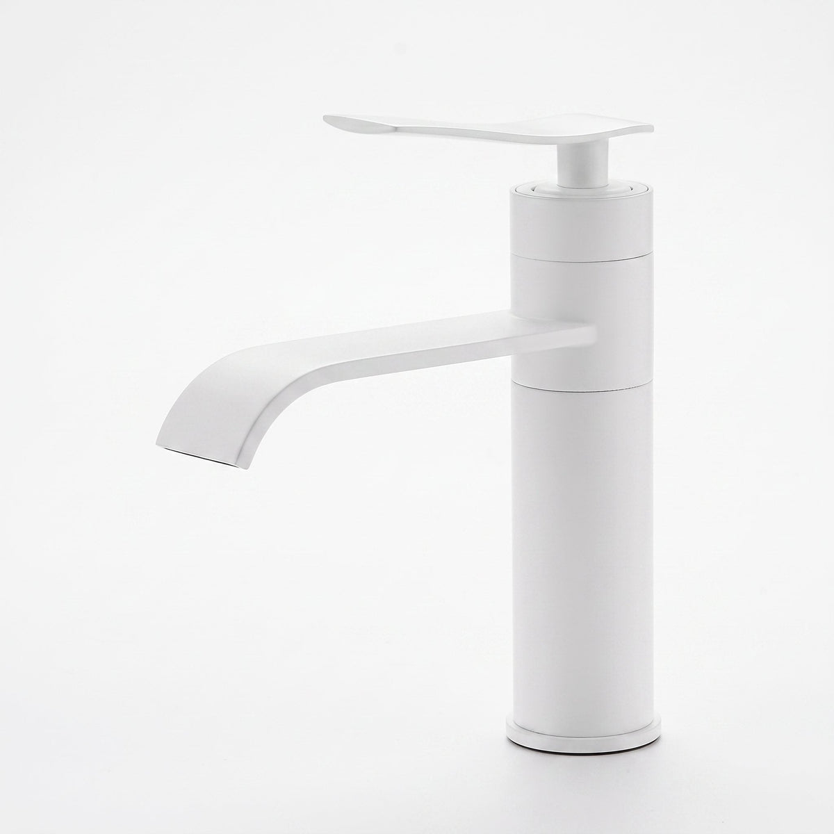 Robinet lavabo cascade Vetra blanc mat modèle court 200 mm sur fond blanc