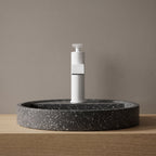 Robinet lavabo cascade Vetra blanc mat sur une vasque à poser
