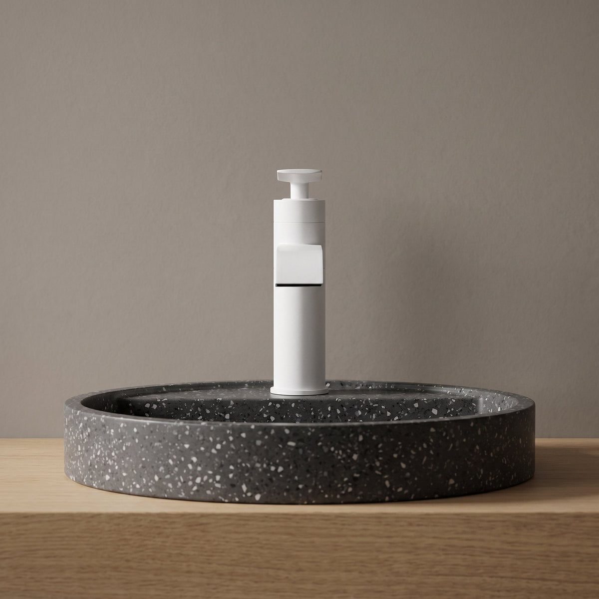 Robinet lavabo cascade Vetra blanc mat sur une vasque à poser