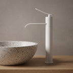 Robinet lavabo cascade Vetra blanc mat, vue rapprochée sur le bec