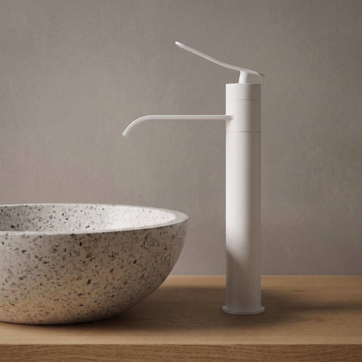 Robinet lavabo cascade Vetra blanc mat, vue rapprochée sur le bec