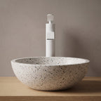 Robinet lavabo cascade Vetra blanc mat dans une salle de bain contemporaine