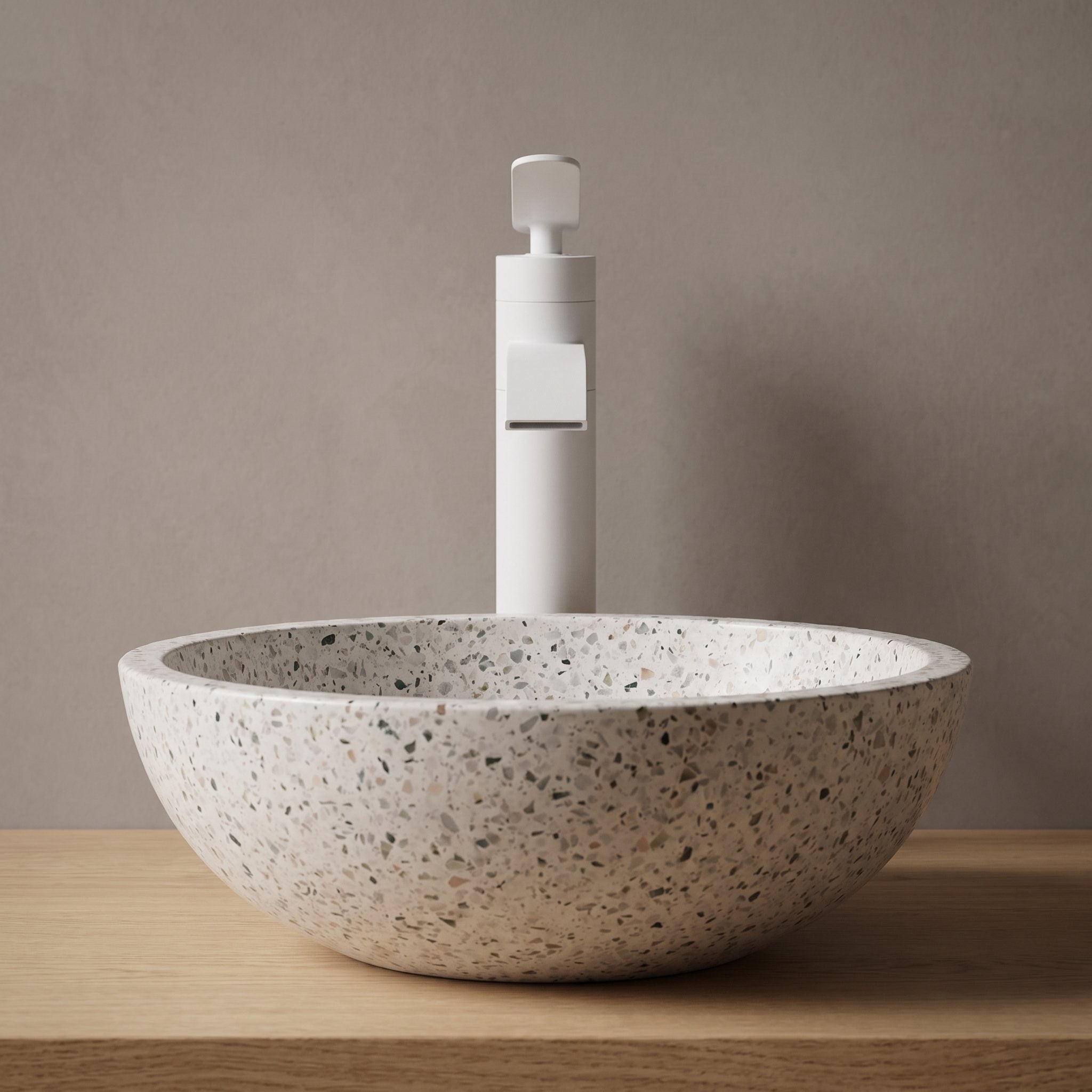 Robinet lavabo cascade Vetra blanc mat dans une salle de bain contemporaine