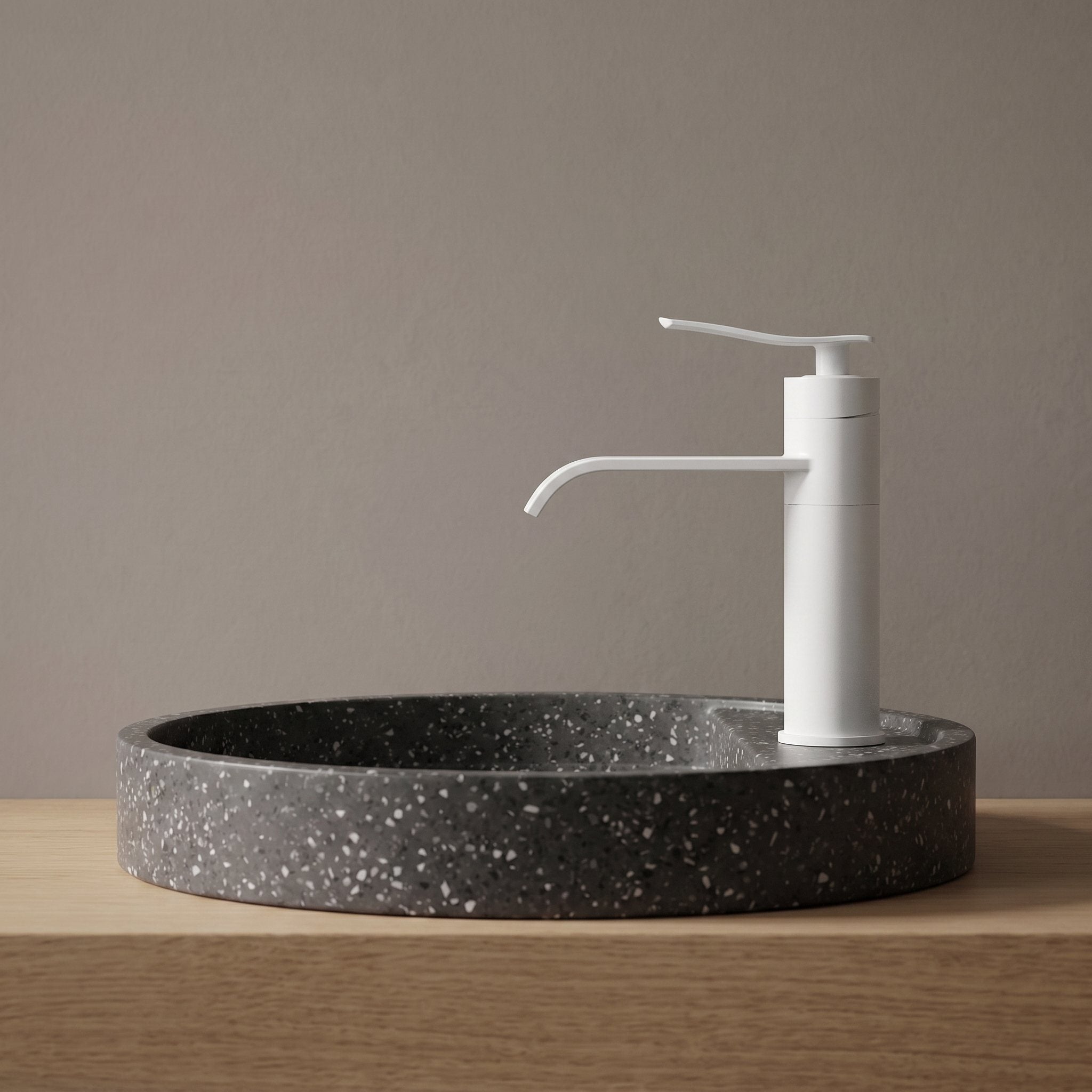 Robinet lavabo cascade Vetra blanc mat, vue d'ensemble du plan de vasque