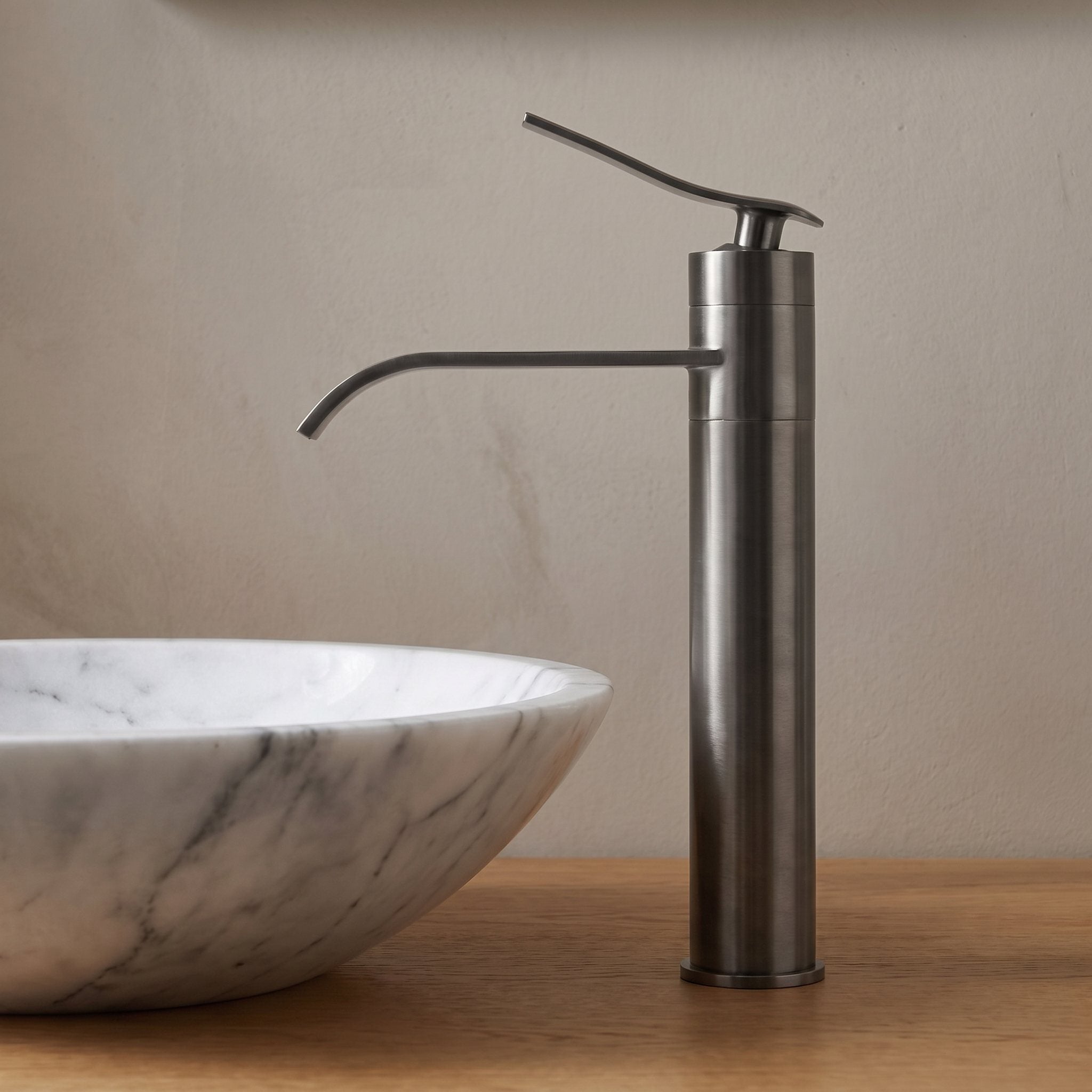 Robinet lavabo cascade Vetra gris sur une vasque en marbre