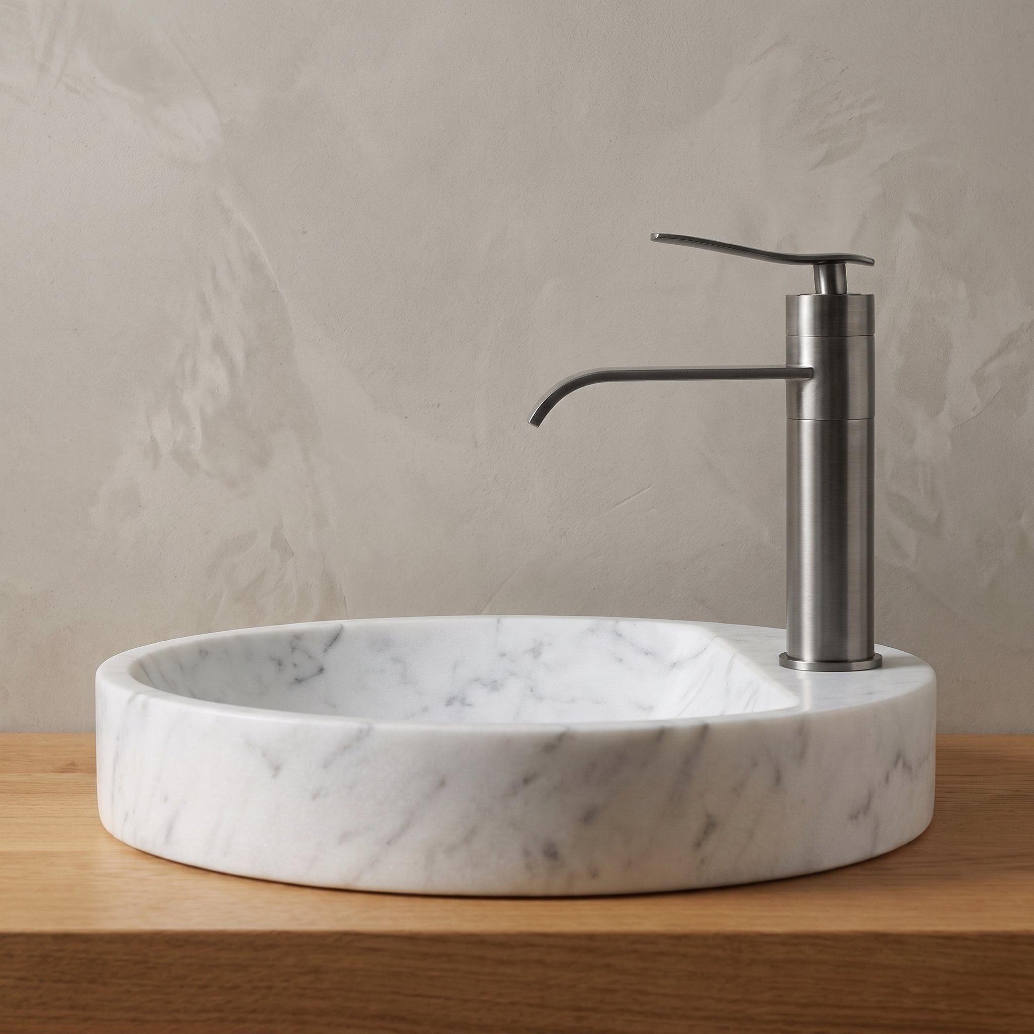 Robinet lavabo cascade Vetra gris dans une salle de bain contemporaine