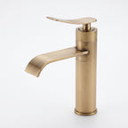 Robinet lavabo cascade Vetra bronze antique modèle court 200 mm sur fond blanc