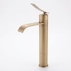 Robinet lavabo cascade Vetra bronze antique modèle haut 290 mm sur fond blanc