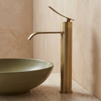 Robinet lavabo cascade Vetra bronze antique, vue rapprochée sur le bec