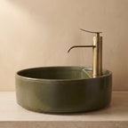 Robinet lavabo cascade Vetra bronze antique dans une salle de bain chaleureuse