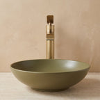 Robinet lavabo cascade Vetra bronze antique, vue d'ensemble du plan de vasque