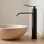 Robinet lavabo cascade Vetra noir mat, vue rapprochée sur le bec