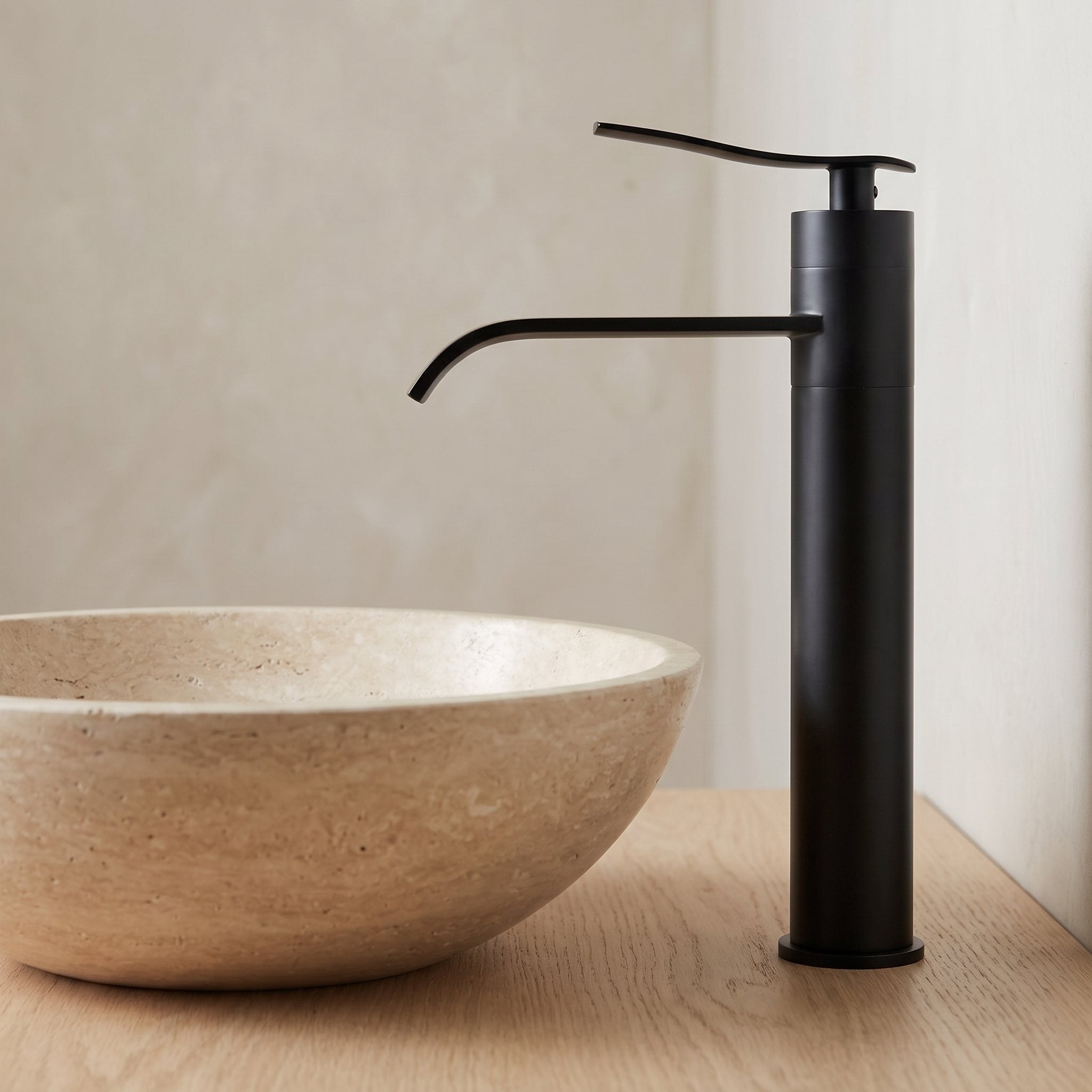 Robinet lavabo cascade Vetra noir mat, vue rapprochée sur le bec