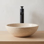 Robinet lavabo cascade Vetra noir mat dans une salle de bain contemporaine