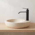 Robinet lavabo cascade Vetra noir mat, vue d'ensemble du plan de vasque