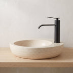 Robinet lavabo cascade Vetra noir mat, vue d'ensemble du plan de vasque