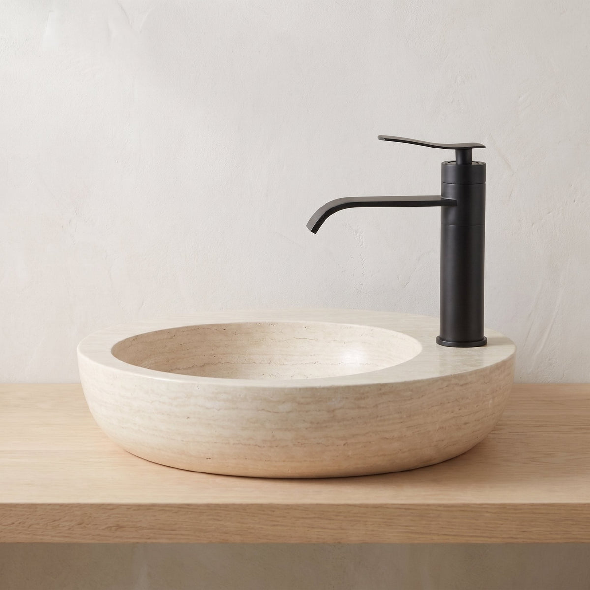 Robinet lavabo cascade Vetra noir mat, vue d'ensemble du plan de vasque