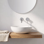 Robinet mural Vira chrome poli dans une salle de bain contemporaine