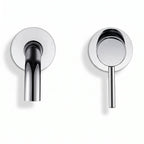 Robinet mural Vira chrome poli : bec et platine de commande sur fond blanc