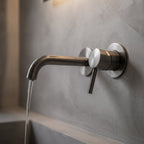 Bec du robinet mural Vira gun metal en écoulement, gros plan